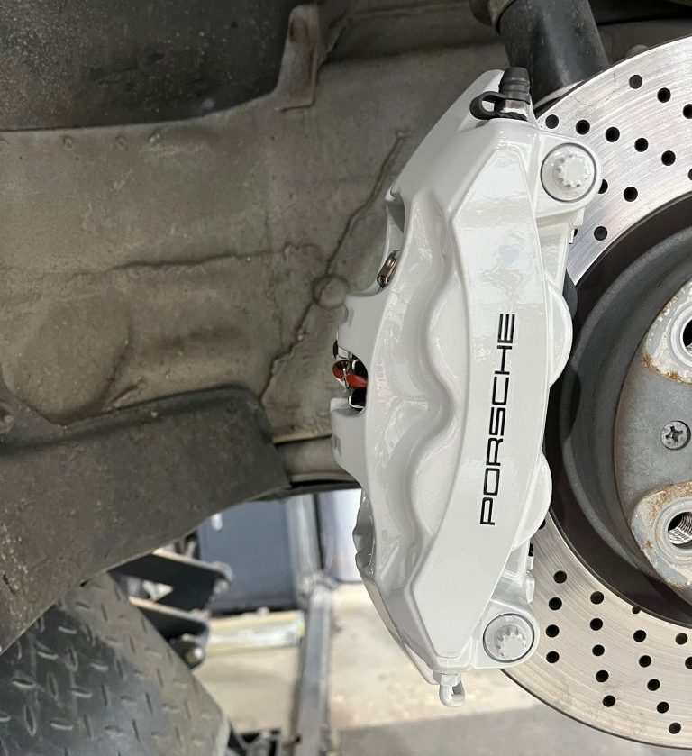 Porsche remklauw wit gemonteerd op de auto